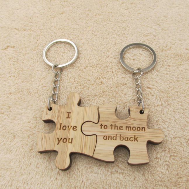 Dřevěná klíčenka pro páry ve tvaru puzzle - To the moon and back