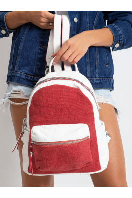 Bílý a červený batoh
