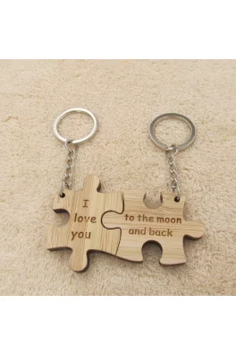 Dřevěná klíčenka pro páry ve tvaru puzzle - To the moon and back
